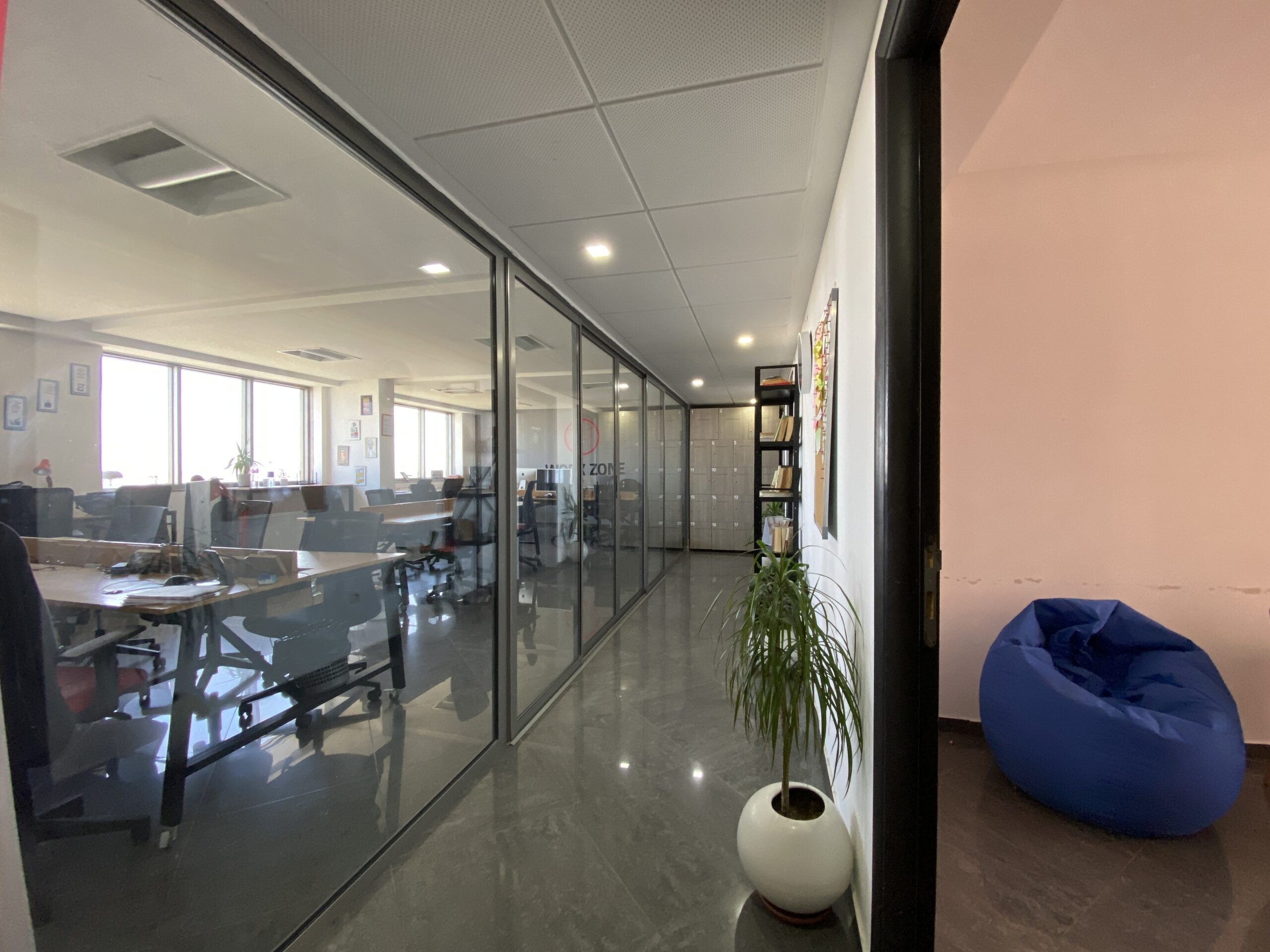 Interface de jeu Locowin montrant les machines à sous et les options de bonus